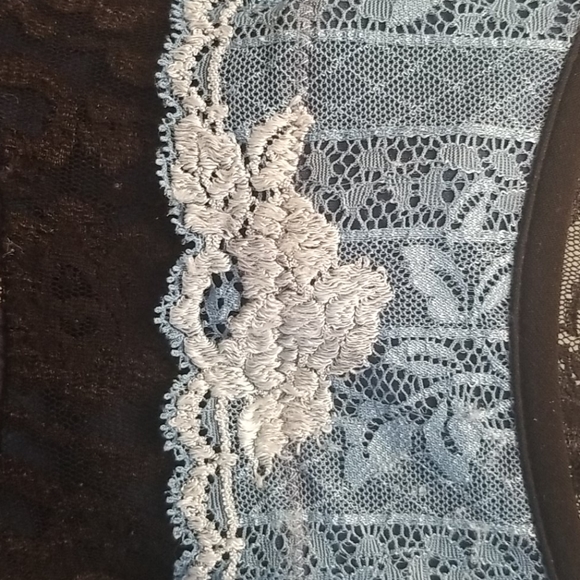 Beautiful detailed lace top and skirt - Picture 6 of 6